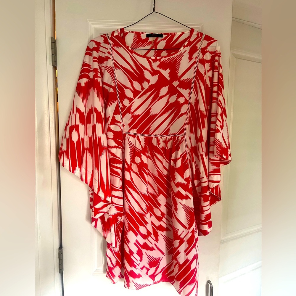 Trina Turk Red and White Asymmetrical Dress
Red slip underneath 
Fits like a S/M